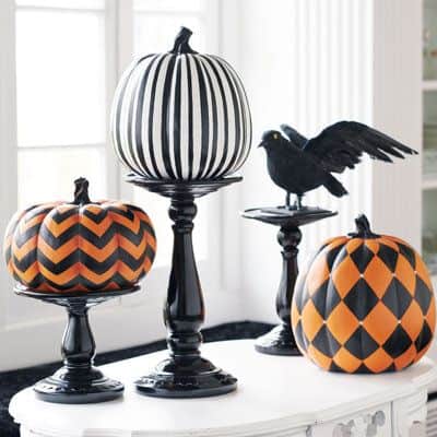 allestimento-vetrina-halloween-zucche-diverse-decorate
